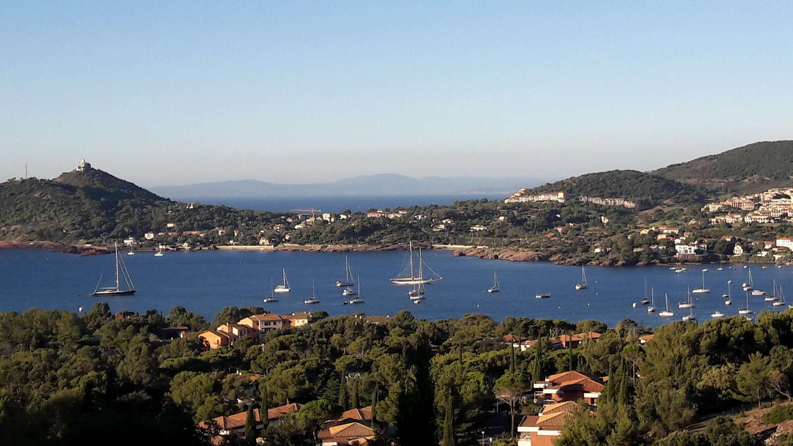Vue sur la baie d'Agay et le massif de l'Esterel