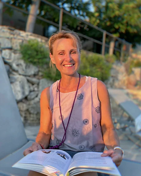 Fabienne Hiot, naturopathe, souriante en extérieur à Agay